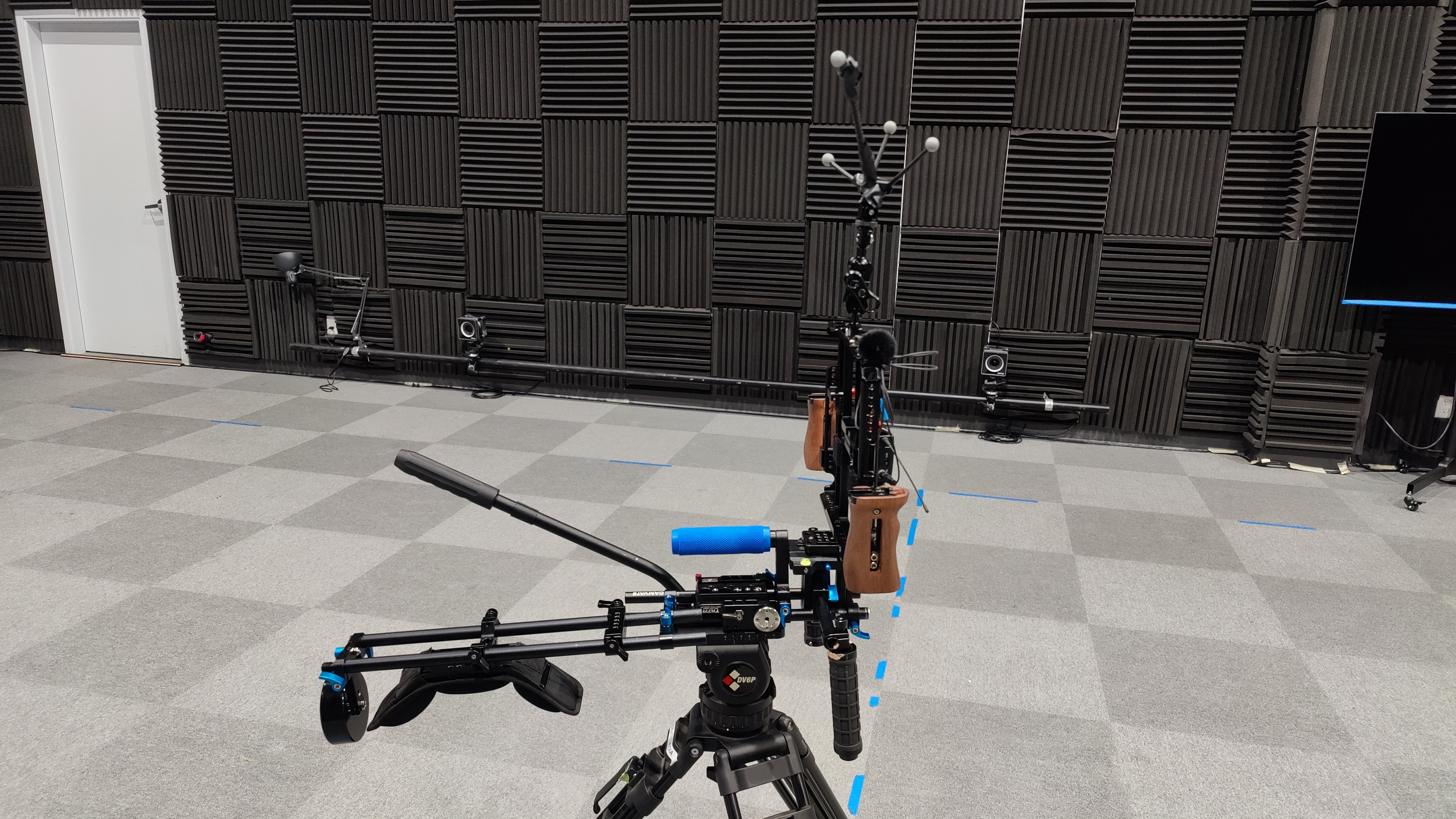 The Virtual Camera rig in shoulder-mount and tripod configurations